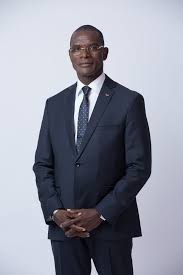 Découvrez la biographie du Ministre